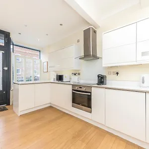  Holiday home Victorian Charm: Spacious 3-bed Near Attractions